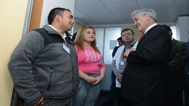 Presidente Piñera visitó a padres de siamesas en Valparaíso