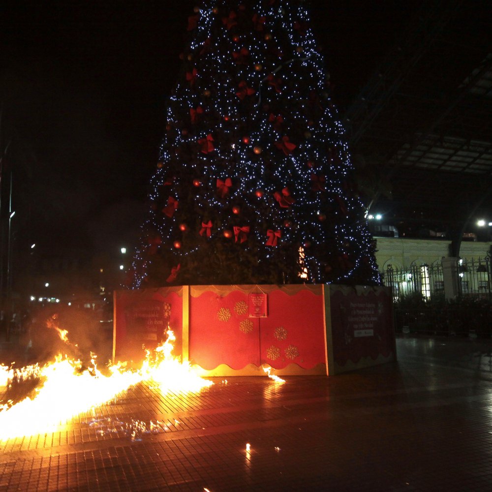 Alcalde de Estación Central repudió quema de árbol de Navidad