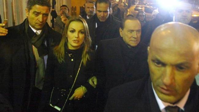 Berlusconi anunció matrimonio con joven veinteañera