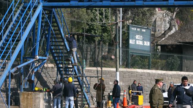 Mujer lanzó a su hija desde una pasarela sobre la carretera