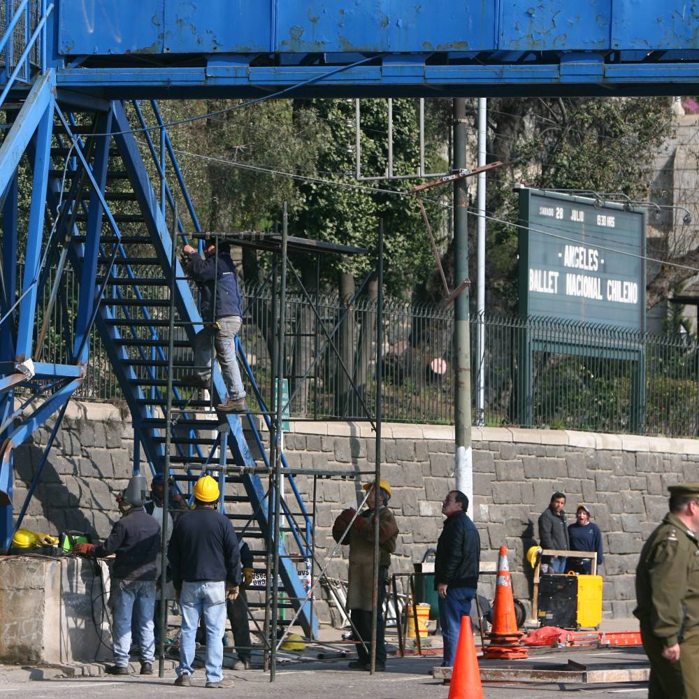 Mujer lanzó a su hija desde una pasarela sobre la carretera