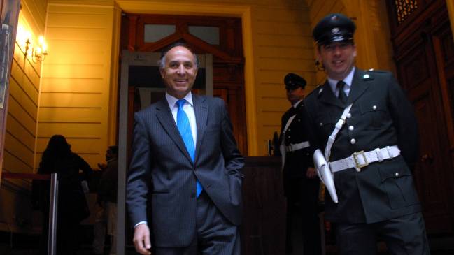 Ex ministro Ribera recibió medalla de la Corte Suprema