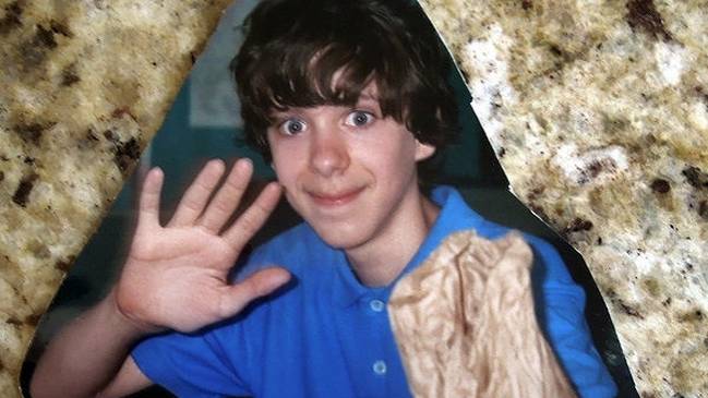 Madre de autor de matanza en EE.UU. lo dejó solo por dos días, según medios