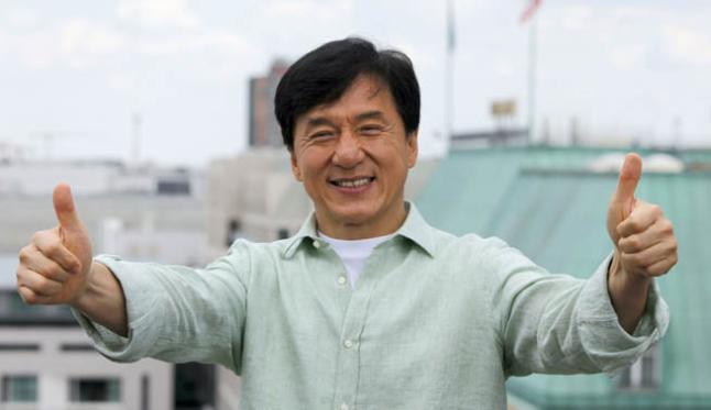 Policía de Hong Kong investiga a Jackie Chan por presunto uso de armas