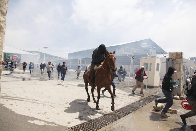 Un centenar de personas saqueó supermercados y tiendas en Bariloche