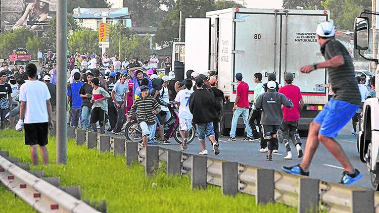 Dos muertos en Rosario durante saqueos a supermercados y camiones