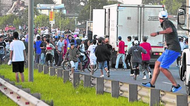 Dos muertos en Rosario durante saqueos a supermercados y camiones