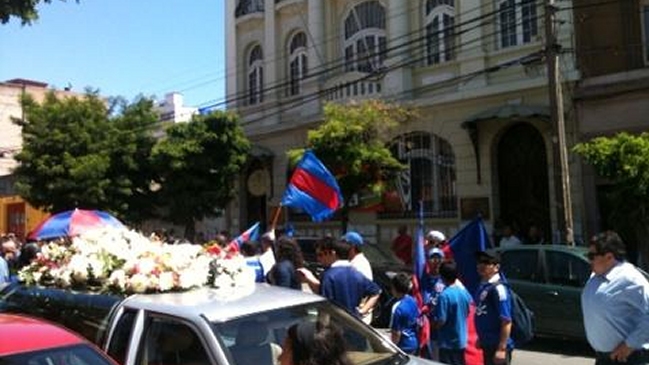 Hinchas de la U acompañaron emotivo funeral de Hernán Camacho en Valparaíso