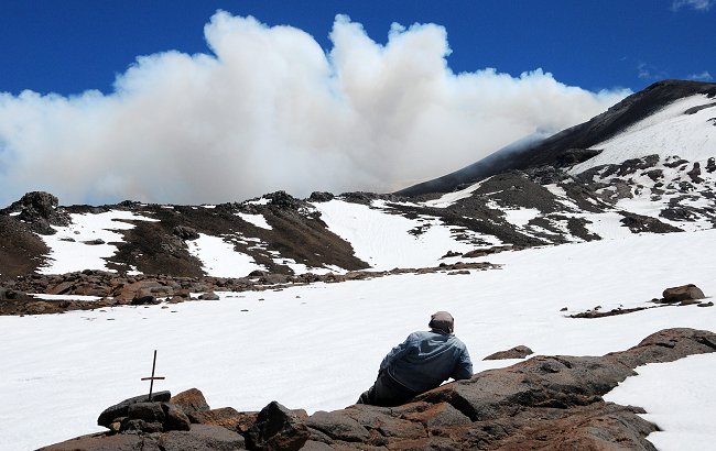 Autoridades argentinas montan plan preventivo de evacuación por volcán Copahue