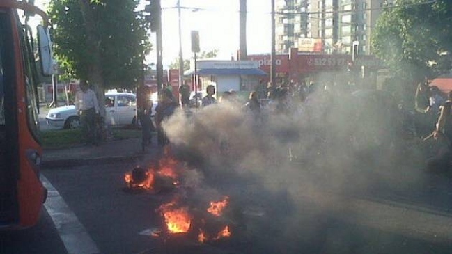 Estudiantes protestaron con barricadas en Maipú por cierre de la U. del Mar