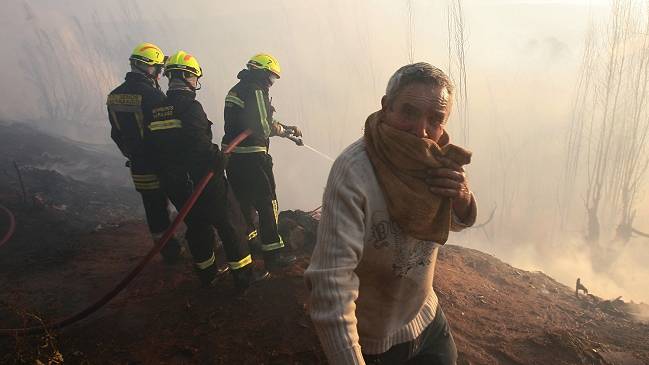 Onemi mantiene con alerta roja a tres comunas de Valparaíso por incendios forestales