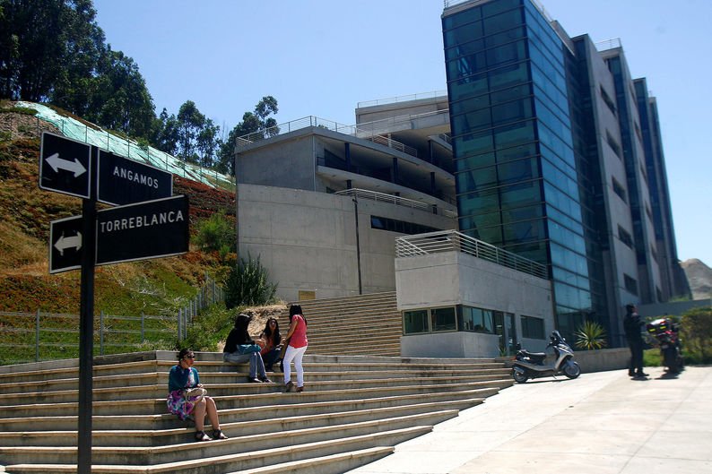 Rector de la U. del Mar acusó improvisación del ministro Beyer