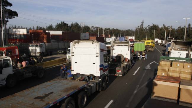 Camioneros evalúan protestar por alzas en autopistas urbanas