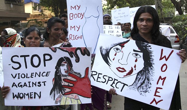 Víctima de violación que enfureció a la India sigue en estado 