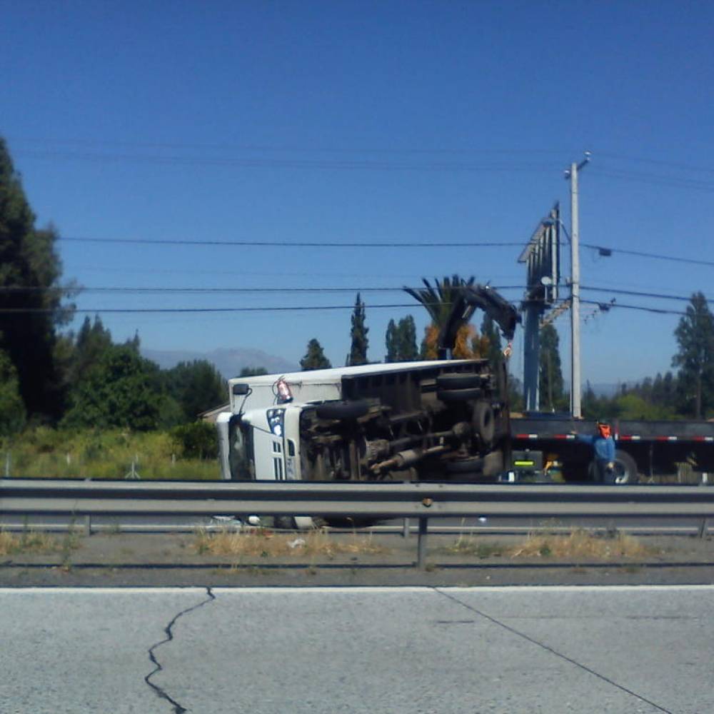 Camión volcado provoca gran congestión en la Ruta 5 Sur