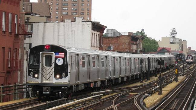 Mujer fue acusada por homicidio tras confesar que empujó a inmigrante al metro de Nueva York