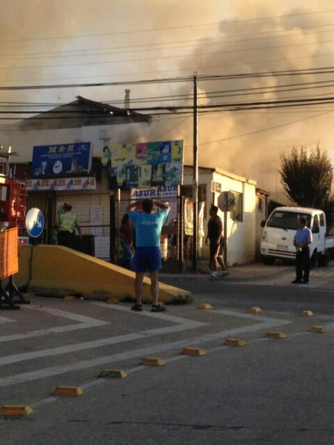 Incendio afecta a locales comerciales de Viña del Mar