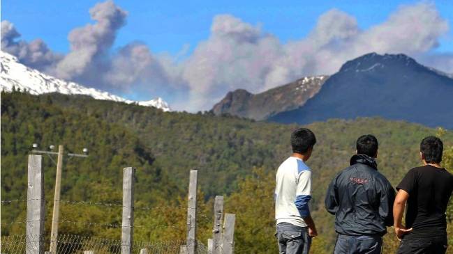 Argentina bajó nivel de alerta por erupción del volcán Copahue