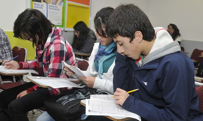 ¿Qué piensan los puntajes nacionales de la educación y el movimiento estudiantil?