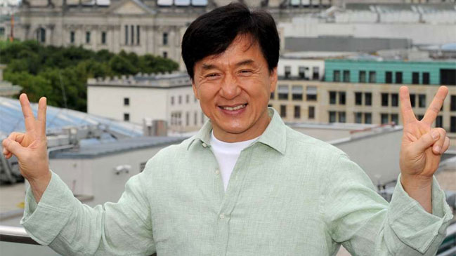 Policía descartó acciones contra Jackie Chan por su presunto uso de armas