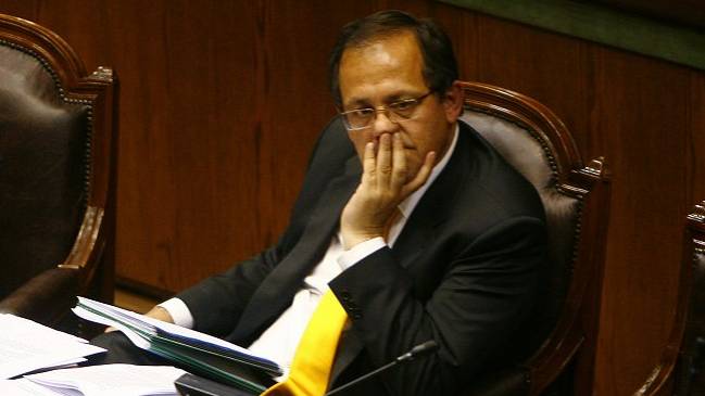 Beyer acudió a tensa sesión parlamentaria por cierre de la Universidad del Mar