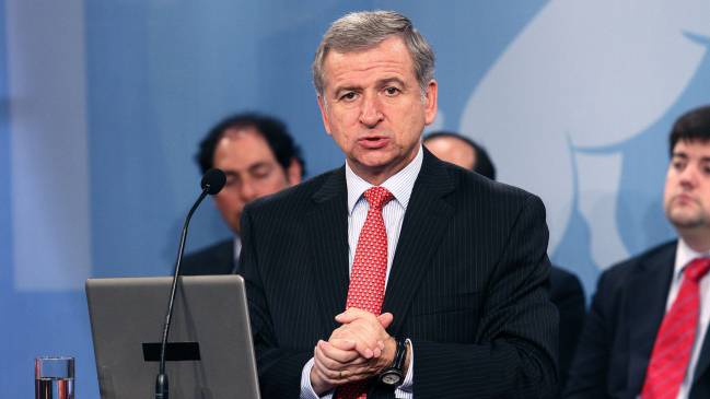 Ministro Larraín justificó alza de bencinas: Es un proceso totalmente transparente