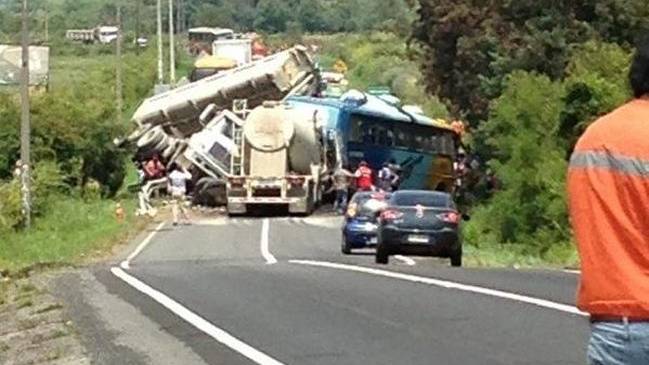 Accidente que involucró a dos camiones y un bus dejó 20 heridos en Santa Bárbara