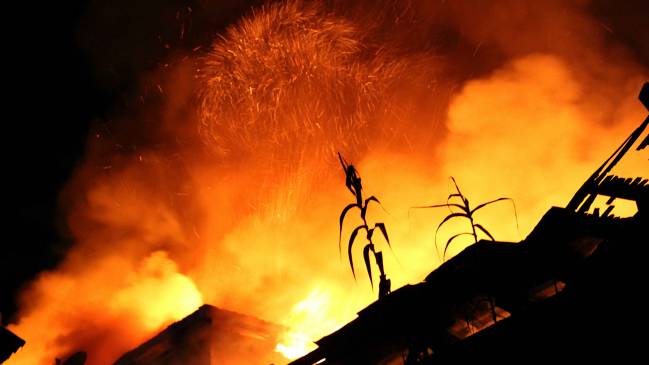 Incendio en Maipú destruyó 12 casas y dejó 40 damnificados