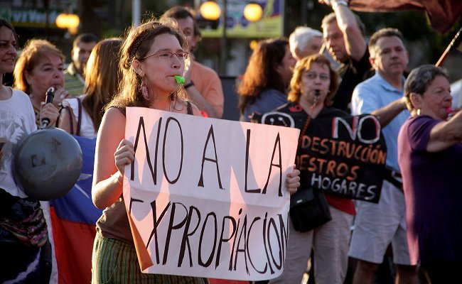 Vecinos de Peñalolén y La Reina volvieron a protestar contra expropiaciones