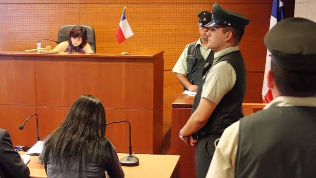 Mujer es acusada de intentar matar a su hijo con medicamentos