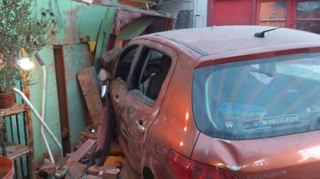 Auto impactó en casa de familia en Recoleta