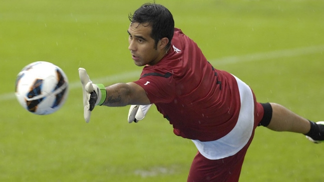 Claudio Bravo sufrió desgarro leve y es duda para próximo duelo de Real Sociedad