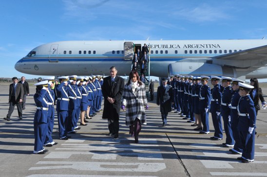 Fernández arrendó un avión inglés para evitar embargo del Tango 01 durante gira