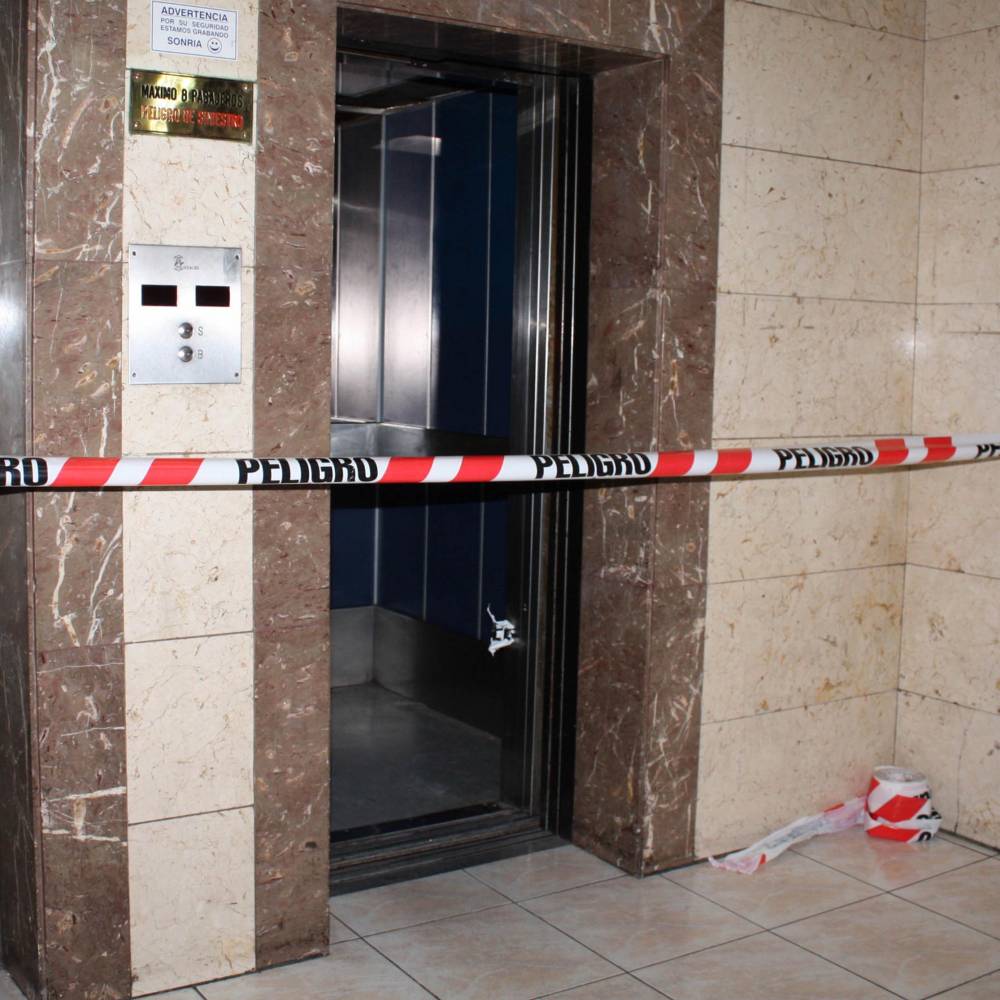 Una persona cayó once pisos en caja de ascensor en Providencia