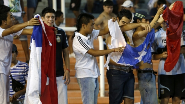 Hinchas argentinos quemaron una bandera chilena durante incidentes en Mendoza