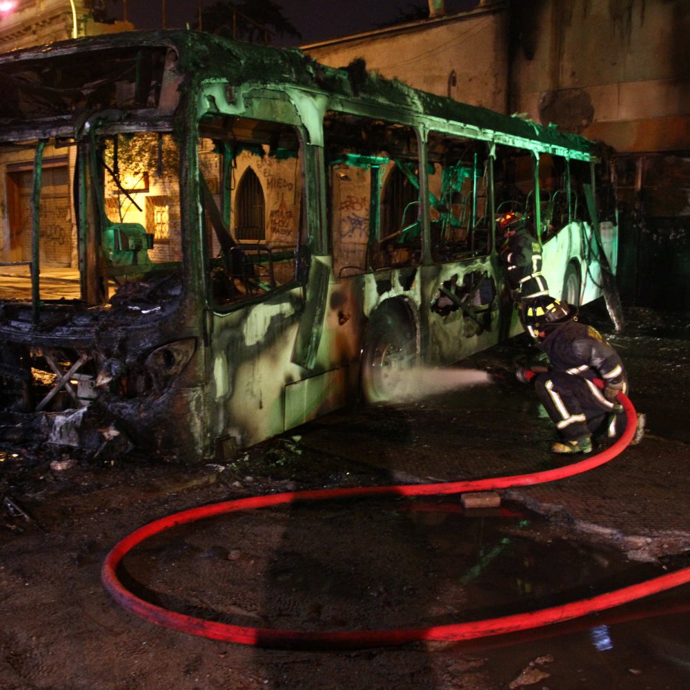 Acusados de quemar un bus de Transantiago enfrentan juicio