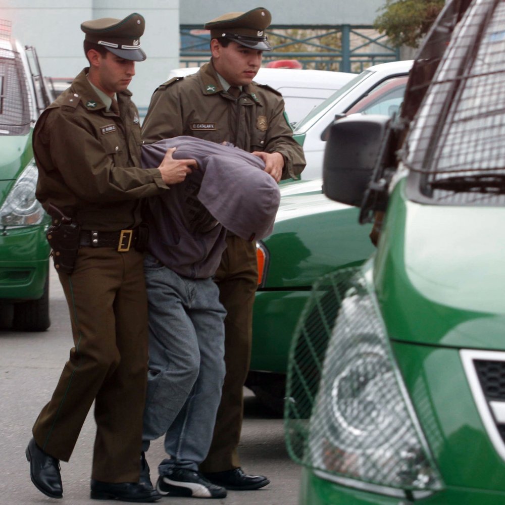 Carabineros detuvo a sujeto que robó vivienda en Las Condes durante salida dominical