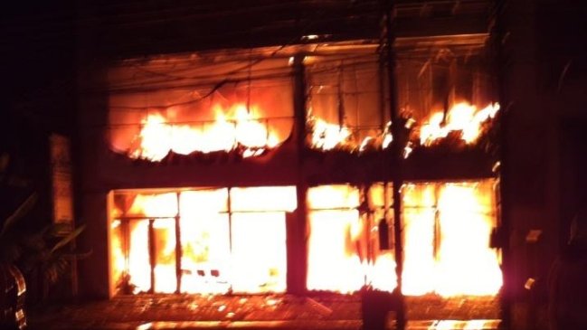 Incendio afectó a galpones de la Zofri