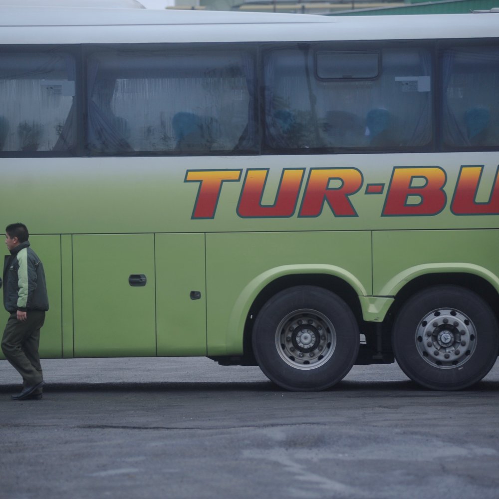 Cuatro personas resultaron heridas por derrumbe de pared en sucursal de Tur Bus