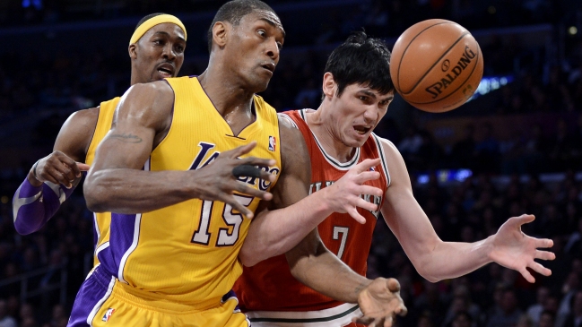 Bryant y Howard se asociaron para un nuevo triunfo de los Lakers