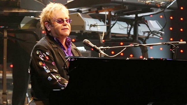 Elton John está 
