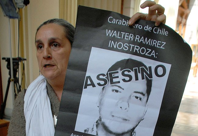 Corte Marcial dijo que cabo que mató de Catrileo puede seguir en Carabineros