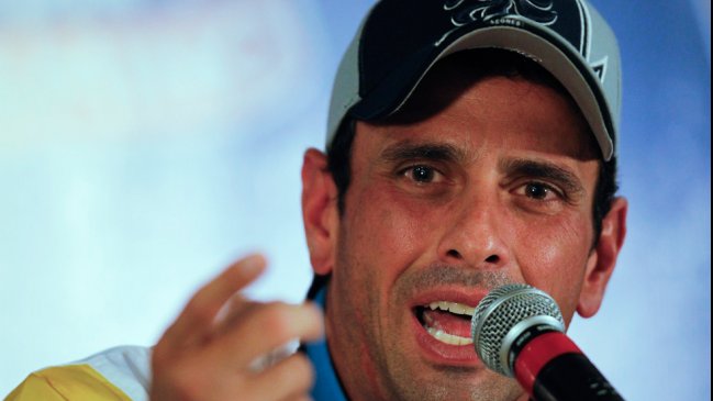 Capriles: Si Chávez puede firmar decretos, lo llamo a que aparezca
