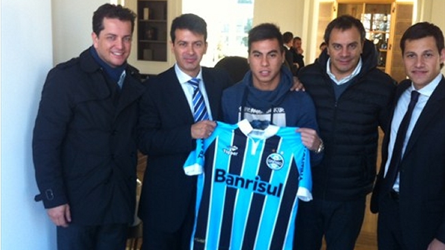 Eduardo Vargas firmó contrato con Gremio y posó con su nueva camiseta