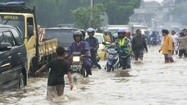 Inundaciones dejan 11 muertos y 18 mil evacuados en Indonesia