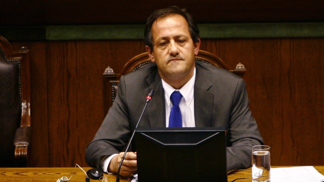 Ministro Beyer acusó 