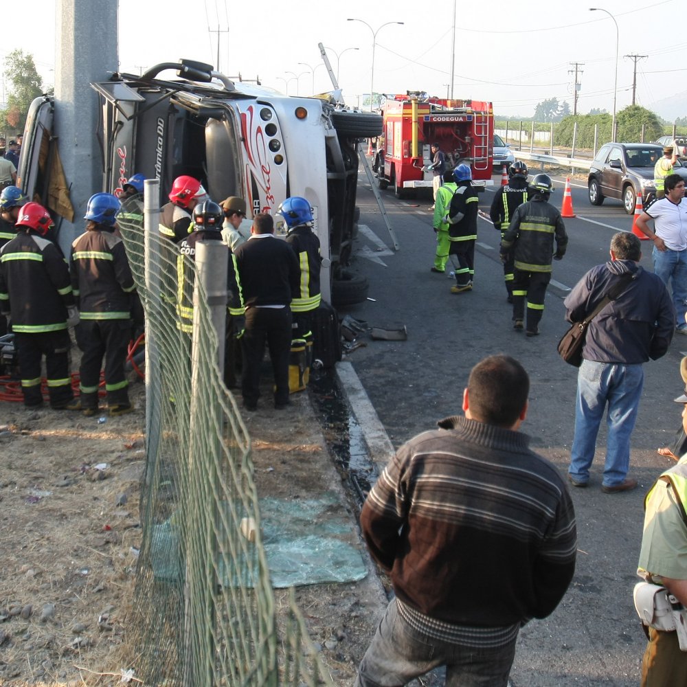 Experto en seguridad vial: Deberían prohibirse los buses de dos pisos en carreteras