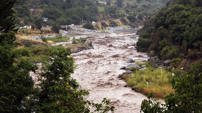 Aguas Andinas cerró tres plantas de agua potable por turbiedad en Río Maipo