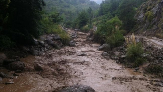 Desborde de estero mantiene personas aisladas en San José de Maipo