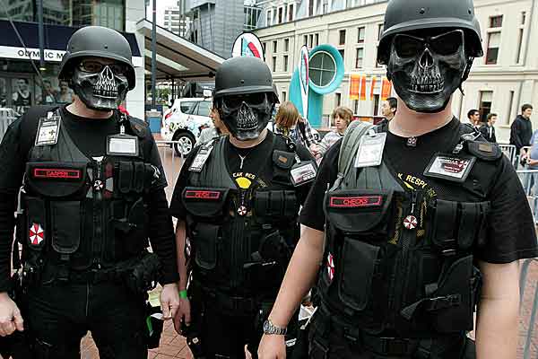 Francia estudia sancionar a soldado que exhibió un pañuelo de calavera en Mali